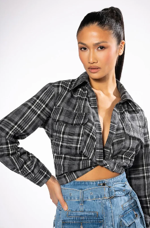 NO FRONTING CROPPED PLAID TOP