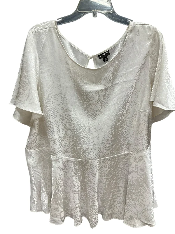 women's tops for those who appreciate subtle and muted tonesTop Short Sleeve By Torrid In White, Size: 2x